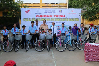 Thừa Thiên Huế: Tặng 100 chiếc xe đạp cho học sinh nghèo hiếu học