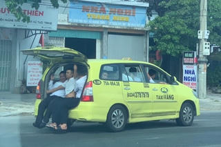 Taxi nhồi nhét  11 người “làm xiếc” trên quốc lộ