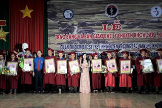 Bàn giao 27 bác sĩ trẻ tình nguyện về vùng khó khăn