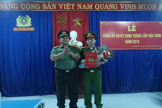 Trao quyết định thăng cấp bậc cho Trưởng Công an huyện Nam Đông