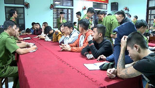 Phát hiện 28 thanh niên nam nữ phê ma túy trong quán karaoke