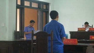 Hoang tưởng bị truy sát, nam thanh niên dùng búa đuổi đánh hàng xóm