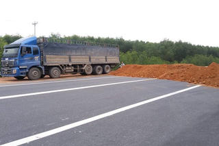 'Né' trạm thu phí, nhiều xe bất chấp biển cấm chạy vào cao tốc đang thi công