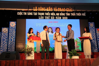 Độc đáo những sản phẩm được sản xuất từ bã mía, vỏ tôm của hai nữ sinh Huế