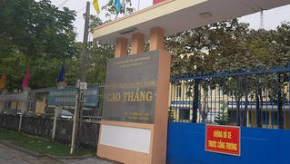 Thầy giáo bị tố có hành vi khiếm nhã với nữ sinh lớp 10