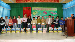 NHCSXH Thừa Thiên Huế mang xuân yêu thương đến với các hộ nghèo