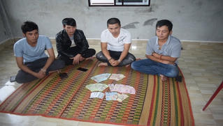 Phát hiện 4 'con bạc' đang sát phạt