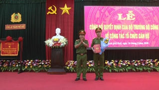 Trao quyết định của Bộ trưởng Bộ Công an đối với Trưởng Công an thành phố Huế