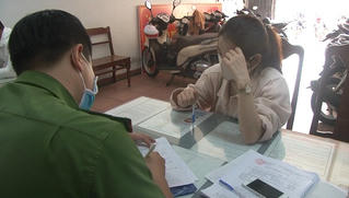 Phạt đôi nam nữ không đeo khẩu trang nơi công cộng