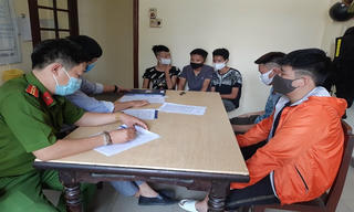TT- Huế xử phạt 5 thanh niên không đeo khẩu trang nơi công cộng