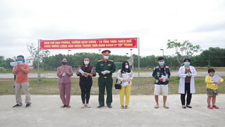 Trao giấy chứng nhận cho 123 công dân hoàn thành thời gian cách ly