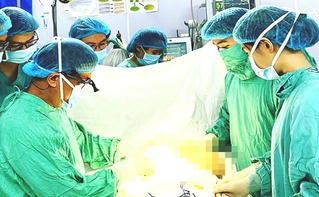 Vỡ túi ngực sau 10 năm phẫu thuật thẩm mỹ