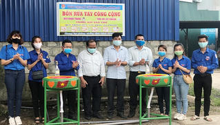 Tái chế lốp xe làm bồn rửa tay cho người dân chống dịch COVID-19