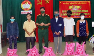 Bộ Chỉ huy Quân sự Thừa Thiên Huế hỗ trợ 6 tấn gạo cho người nghèo trong mùa dịch Covid - 19