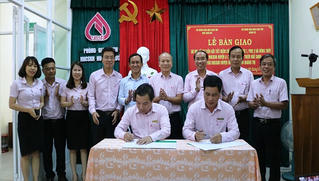 Bàn giao dư nợ 2 thôn ở huyện miền núi A Lưới cho Quảng Trị 