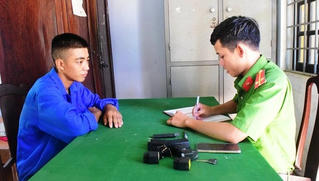 Bắt đối tượng đem súng điện đi trộm cắp