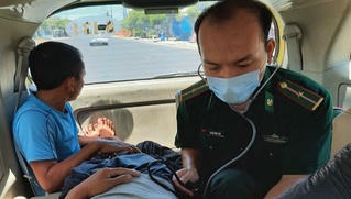 Cứu thuyền viên bị tai biến nặng trên biển
