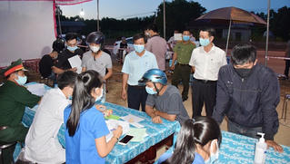 Lãnh đạo tỉnh Thừa Thiên- Huế đi kiểm tra các chốt kiểm soát y tế phòng, chống dịch Covid-19