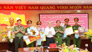 Chủ tịch Thừa Thiên-Huế khen thưởng các cá nhân, tập thể phá thành công chuyên án ma túy liên tỉnh
