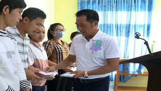 Công ty HDTC chia sẻ khó khăn cùng người dân miền Trung