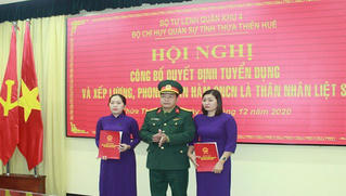 Hai vợ liệt sĩ hi sinh tại thủy điện Rào Trăng 3 được tuyển dụng quân nhân chuyên nghiệp