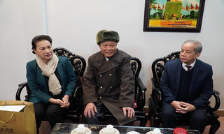 Chủ tịch Quốc hội thăm, tặng quà gia đình chính sách tại Thừa Thiên Huế