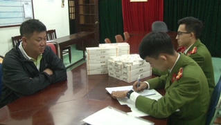 Khởi tố đối tượng vận chuyển thuốc lá lậu từng bị phạt hành chính