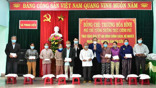 Phó Thủ tướng Trương Hòa Bình thăm hỏi và tặng quà Tết các hộ gia đình chính sách, hộ nghèo tại Thừa Thiên Huế