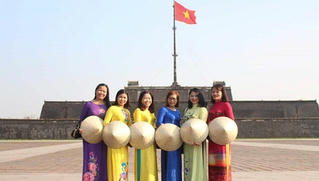 Miễn phí vé cho khách mặc áo dài tham quan di tích Huế