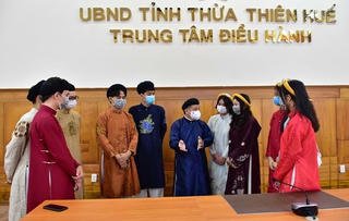 Mời học sinh đến tham quan trụ sở UBND tỉnh Thừa Thiên Huế