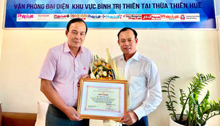 Nhà báo Nguyễn Quang Tám nhận Giấy khen của Chủ tịch HĐQT Ngân hàng Chính sách xã hội