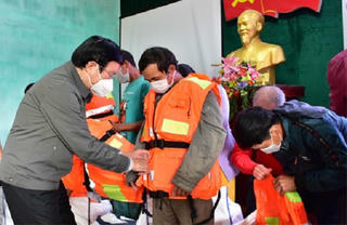 Nguyên Chủ tịch nước Trương Tấn Sang trao tặng áo phao cứu sinh đa năng cho ngư dân Thừa Thiên Huế