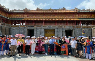 Đón đoàn du khách hơn 1.100 người tới tham quan Cố đô Huế