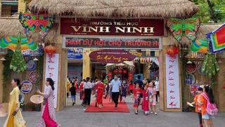 Học sinh Trường Tiểu học Vĩnh Ninh hào hứng với hội chợ trường học