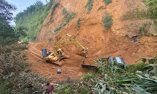 Thừa Thiên Huế tạm đóng Quốc lộ 49 để khắc phục sạt lở do mưa lũ