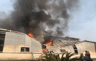 Cháy lớn tại nhà máy sản xuất bánh gạo ở Thừa Thiên Huế