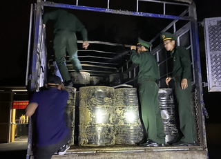 Bắt giữ xe tải chở 15 tấn chất lỏng không rõ nguồn gốc