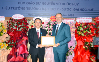 Pháp tặng Huân chương Công trạng Quốc gia cho Hiệu trưởng Trường đại học Y Dược Huế 