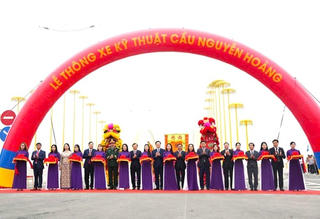 TP Huế: Chính thức thông xe kỹ thuật cầu Nguyễn Hoàng nối hai bờ sông Hương