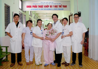 Bệnh viện Trung ương Huế thực hiện thành công phẫu thuật thay khớp háng và xương đùi bằng kỹ thuật chuyên sâu