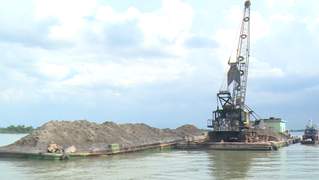 Triệt phá vụ khai thác cát trái phép quy mô lớn trên sông Tiền