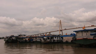 Bức xúc các tàu cá neo đậu dàn hàng ngang trên sông ở Tiền Giang