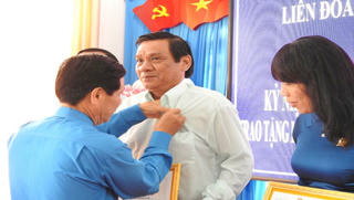 Trao tặng Kỷ niệm chương vì sự nghiệp xây dựng công đoàn tỉnh Tiền Giang.