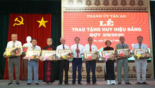 Long An: Trao tặng Huy hiệu Đảng hướng tới chào mừng Quốc khánh