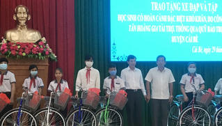 Tặng 125 xe đạp cho học sinh đặc biệt khó khăn tại Cái Bè, Tiền Giang