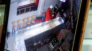 Nam thanh niên vào tiệm vàng đánh tới tấp chủ tiệm