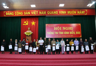 Tổng công ty Tân cảng Sài Gòn đẩy mạnh tuyên truyền biển, đảo cho người dân
