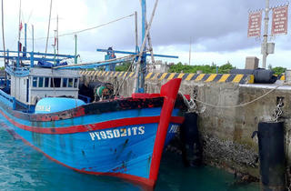 Bộ đội Hải quân kịp thời sửa chữa sự cố cho 2 tàu cá Phú Yên