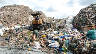 Nhà máy xử lý rác chậm tiến độ... trở thành bãi rác mới