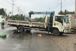 Xe máy tông vào xe cẩu, 2 thanh niên thương vong 